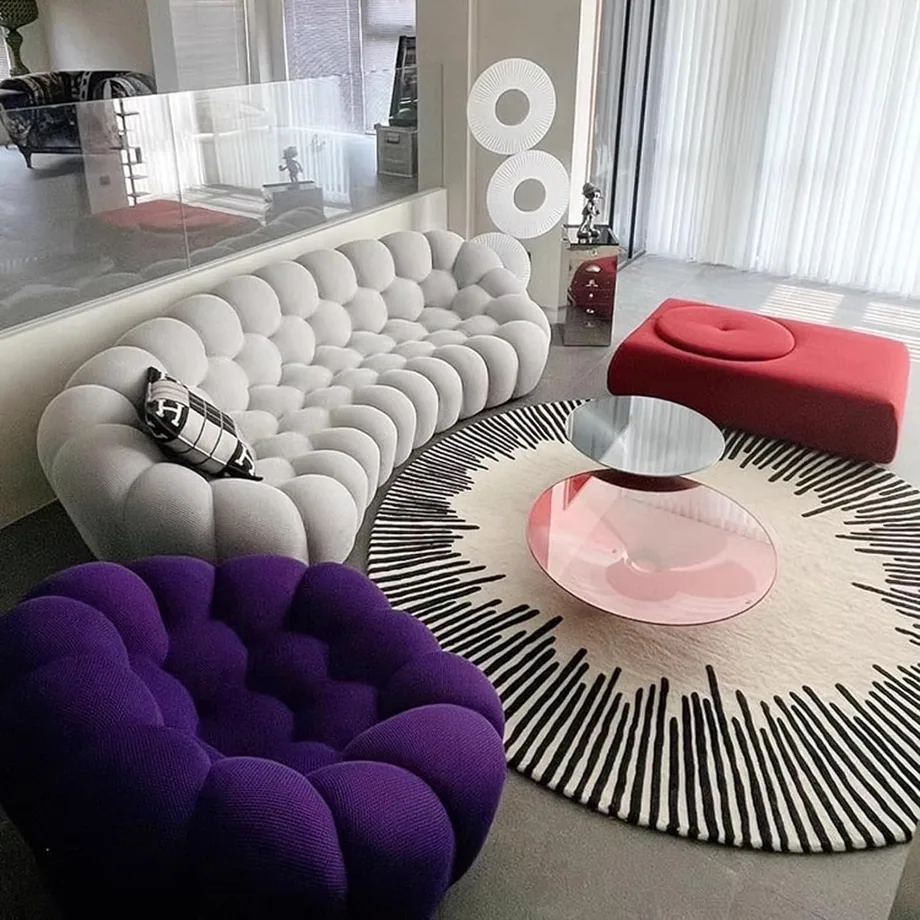 Canapé Bubble gris modules sphériques avec fauteuil violet dans salon design contemporain